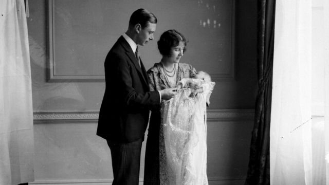 O tarihte York Dükü olan Albert (daha sonra Kral VI. George) ve York düşesi Elizabeth, kucaklarında prenses Elizabeth II ile birlikte, Mayıs 1926.