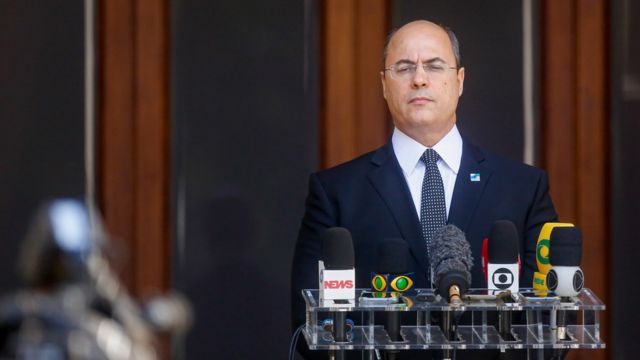 O governador Wilson Witzel em parlatório com microfones da imprensa