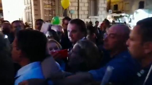 Jair Bolsonaro é cercado por agentes e comitiva durante passagem em Roma