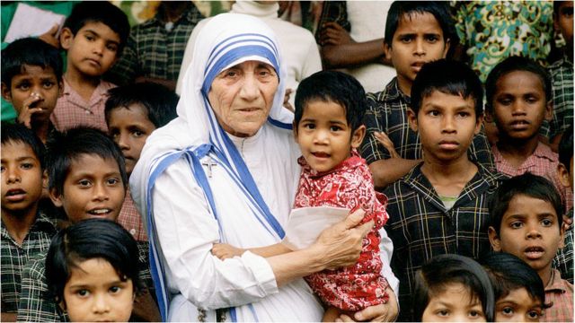 Majka Tereza Ko Je Bila Kontroverzna Svetica I Zašto Je Zovu
