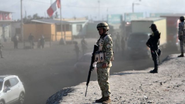 Soldados custodian una carretera en Perú.