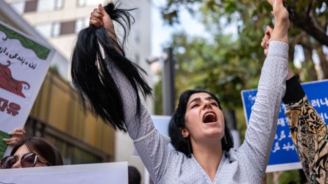 Irańska kobieta obcięła włosy podczas protestów w Korei Południowej.