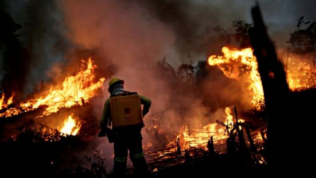 Agente do Ibama combatendo incêndio em Apui, na Amazônia