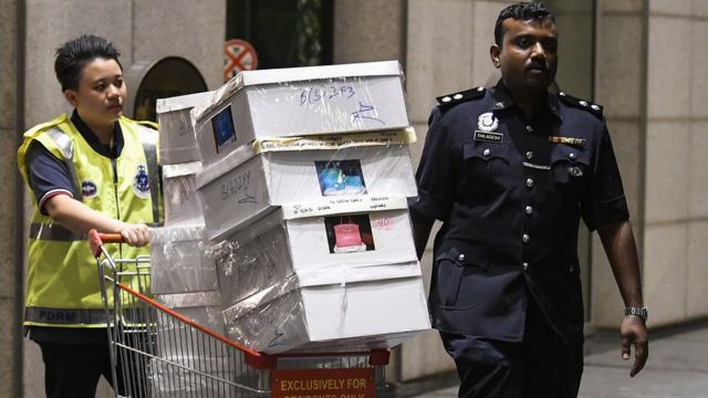 Jamian 'yan sanda sun kwace kwalaye a wani gida da ke Kuala Lumpur, a Malaysia, a ranar 18 ga watan Mayu 2018.
