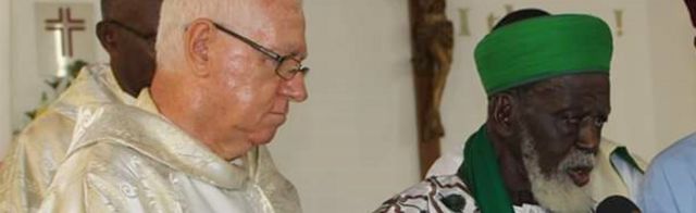 Le Père Andrew Campbell (G) et le Sheikh Osman Sharubutu (D)