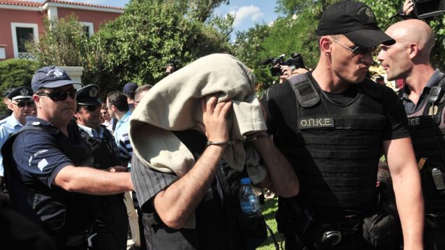 Yunanistan'a kaçan bir Türk askeri polis nezaretinde mahkemeye görürülüyor.