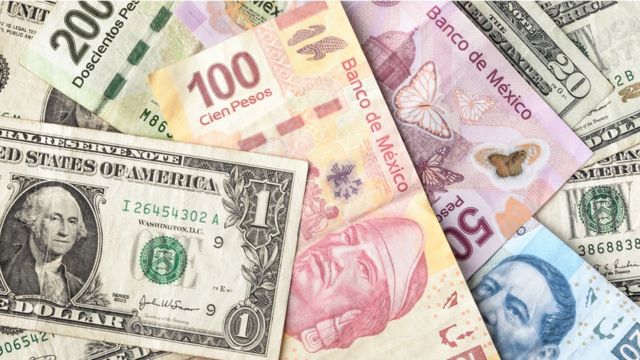 Dólares estadounidenses y pesos mexicanos