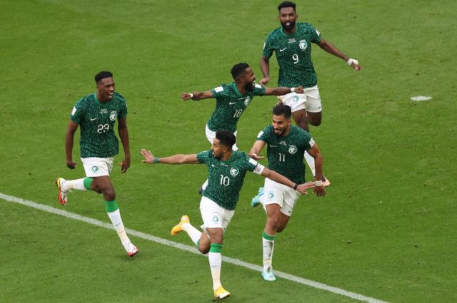 Jugadores sauditas celebrando uno de los dos goles.
