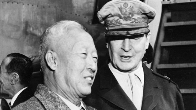 الجنرال دوغلاس ماك آرثر ورئيس كوريا الجنوبية سينغمان ري
