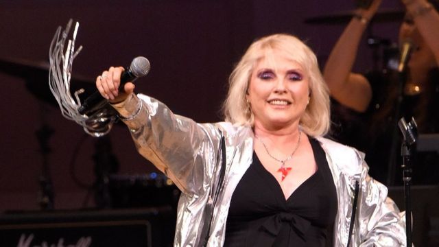 追悼コンサートで歌うブロンディのデボラ・ハリー(31日、ニューヨーク)