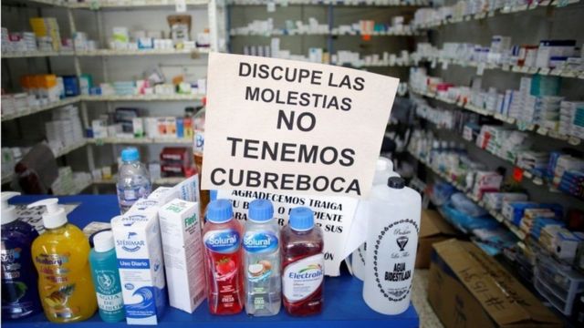 Cartaz em farmácia do México avisa que máscaras estão em falta