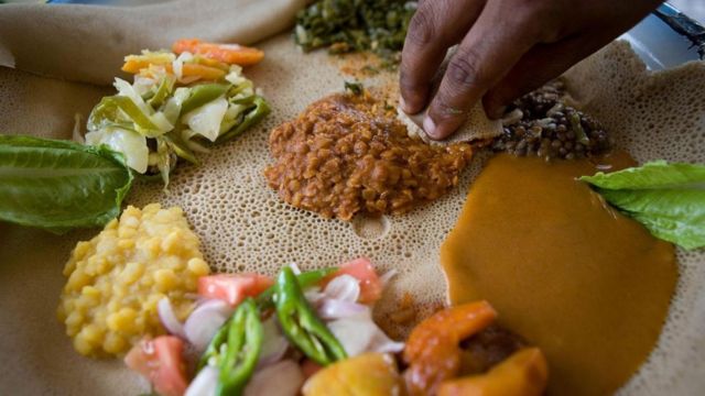 El tef se usa para preparar el injera, un pan parecido al panqueque, perfecto para comer con carne y legumbres estofadas.