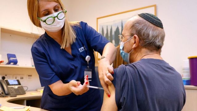 Israel já está administrando terceira dose em pacientes mais vulneráveis