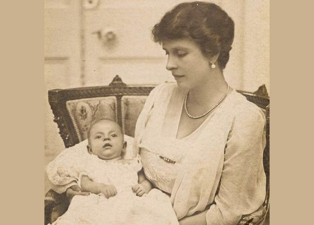 شاهزاده فیلیپ در آغوش شاهدخت آلیس مادرش که نوه بزرگ ملکه ویکتوریا بود