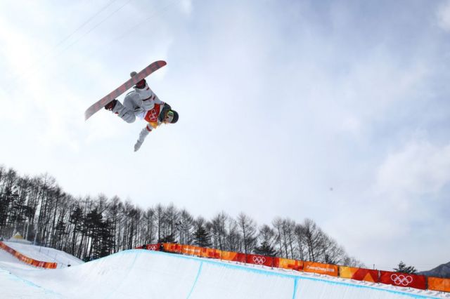 Atleta de snowboard realiza salto