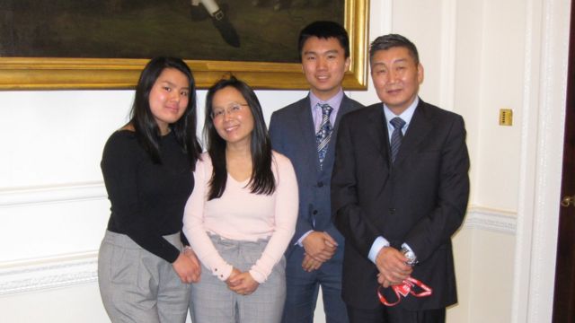 医生钟小燕BEM （Dr. Siow Yen Andersen BEM， 左数第二位)夫妇和子女