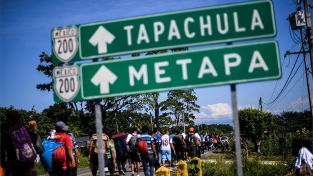 Migrantes caminan a Tapachula.