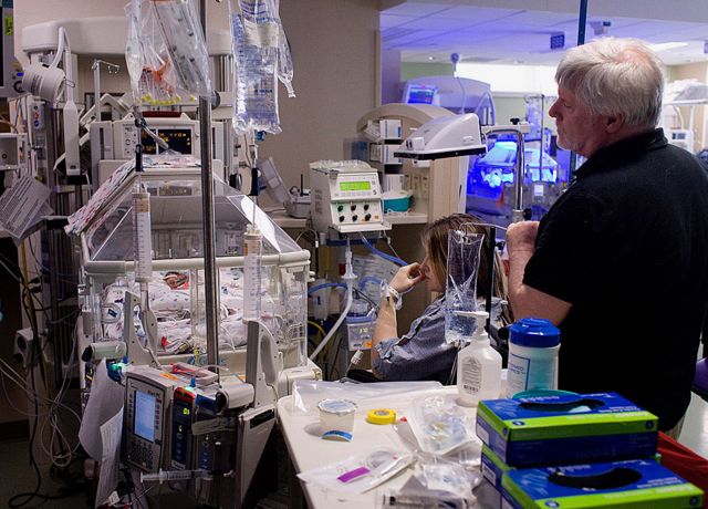 Kelley y Tom French en la unidad de cuidados intensivos neonatal del All Children's Hospital.