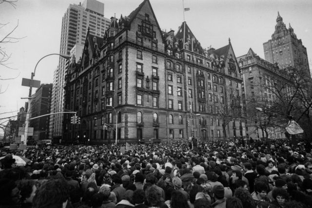 Los fanáticos se reúnen fuera del edificio donde vivía John Lennon