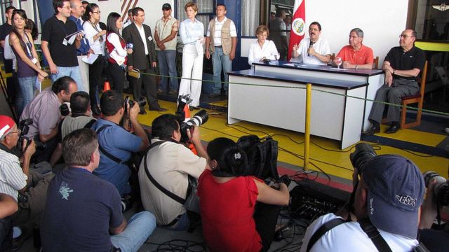 Manuel Zelaya denuncia el golpe de Estado en su contra en Costa Rica.