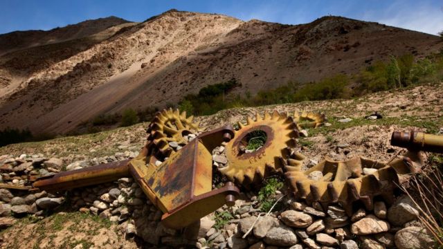 Escombros en el valle de Panjshir de los tanques rusos incautados por los muyahidines durante la guerra afgano-soviética de 1979-1989.