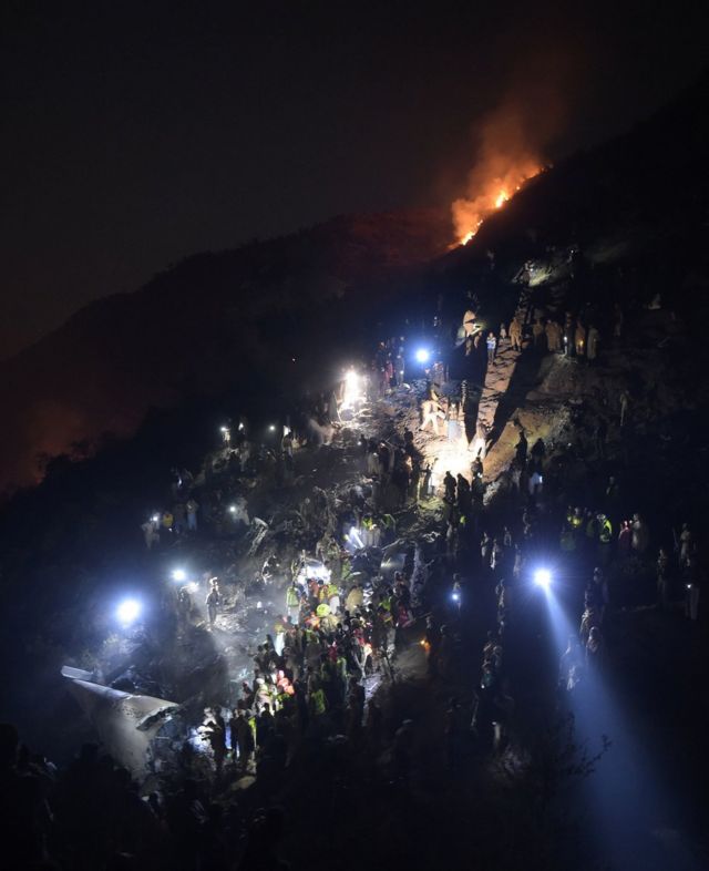 軍人和搜救人員搜尋遇難者遺骸