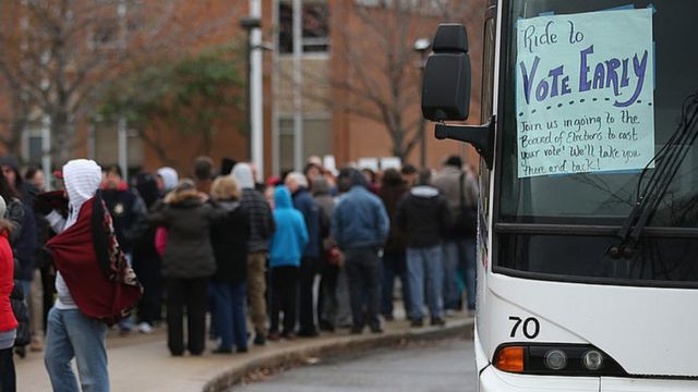 Un autobús espera para trasladar electores.