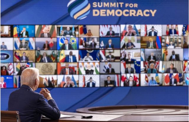 美国主持的全球民主峰会邀请了约110个国家及地区领袖、公民社会组织等，但中国和俄罗斯被排除在外。