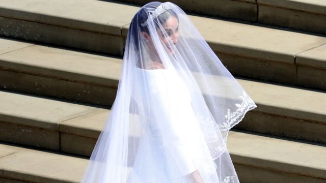 Меган Маркл в свадебном наряде на ступенях Виндзорского замка