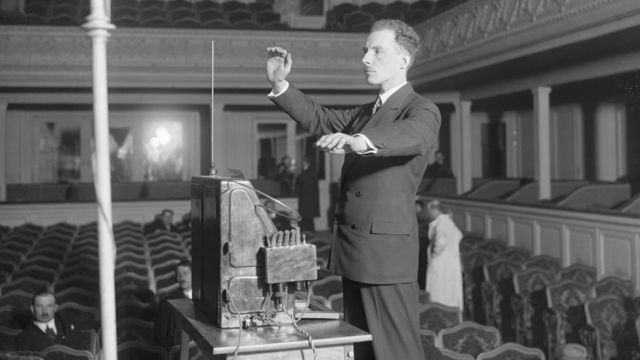 Leon Theremin mostrando su instrumento musical homónimo en París, en 1927.