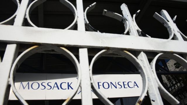 Cartel en las afueras de las oficinas de la firma Mossack Fonseca en Panamá.