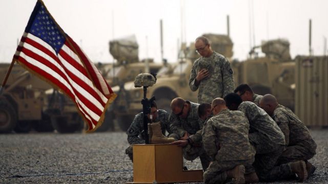 Soldados estadounidenses honran memoria de soldado caído en acción.