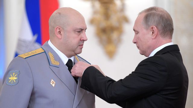 El general Sergei Surovikin siendo condecorado por Vladimir Putin.