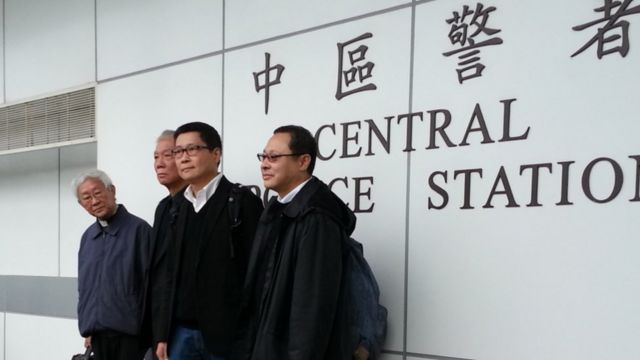 （左起）陈日君枢机、朱耀明牧师、陈建民教授、戴耀廷教授在香港中区警署外让媒体记者拍照（3/12/2014）