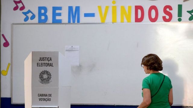 Eleitora votando