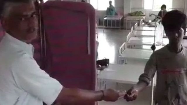 தாயை அடக்க மகன் பிச்சையெடுப்பு