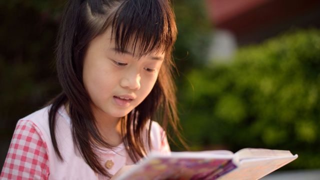 Niña leyendo