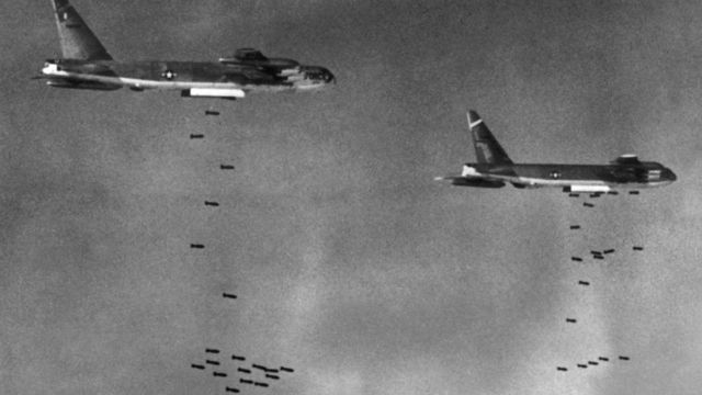 B-52, Hà Nội, BBC News Tiếng Việt là một trong những bức ảnh ghi lại những khoảnh khắc đặc biệt khi máy bay B-52 hạ cánh tại Hà Nội năm