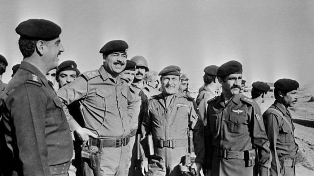 صدام حسين خلال زيارته لجبهة القتال