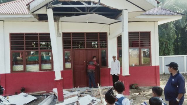 Kondisi bangunan rusak akibat gempa di Pasaman.