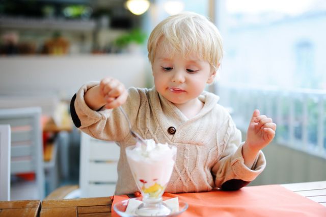 Niño comiendo helado