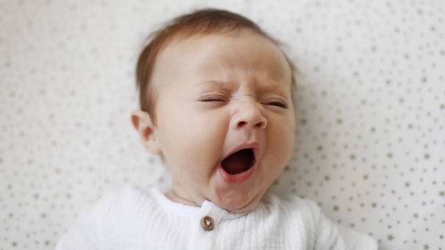 Se um bebê aprender a não chorar quando acordar, seus pais podem acreditar erroneamente que ele dormiu por toda a noite