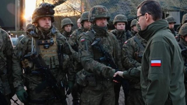 O primeiro-ministro polonês Mateusz Morawiecki visitou tropas na fronteira na manhã de terça-feira