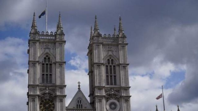 Benderta setengah tiang di Westminster Abbey.