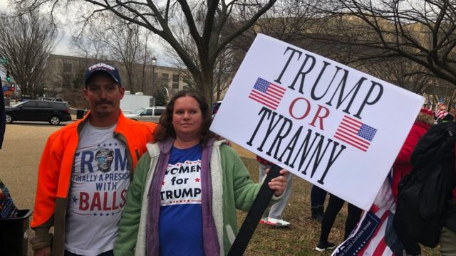 Joe e Donna Shields vieram do Kentucky com a crença de que o Congresso mudaria o resultado eleitoral. "Se não mudar, nossa democracia está arruinada"