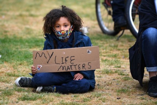 Un niño protesta con una pancarta que dice "Mi vida importa".