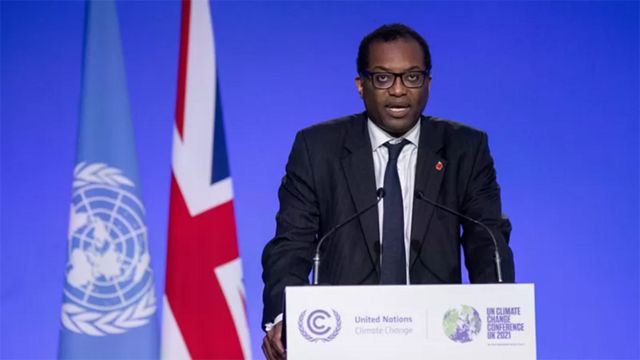El secretario de Empresa y Energía del gobierno británico, Kwasi Kwarteng, cerrando el COP26 en Glasgow.
