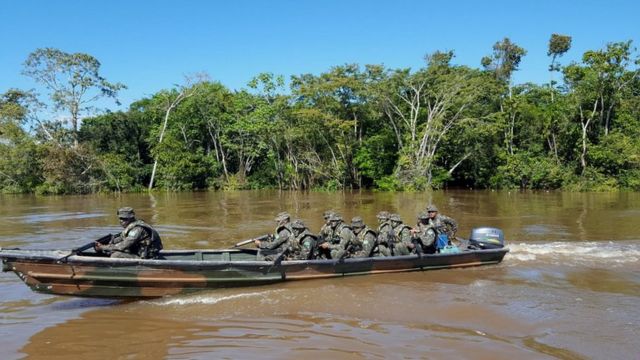 Soldados brasileiros fazem patrulha na fronteira com o Peru