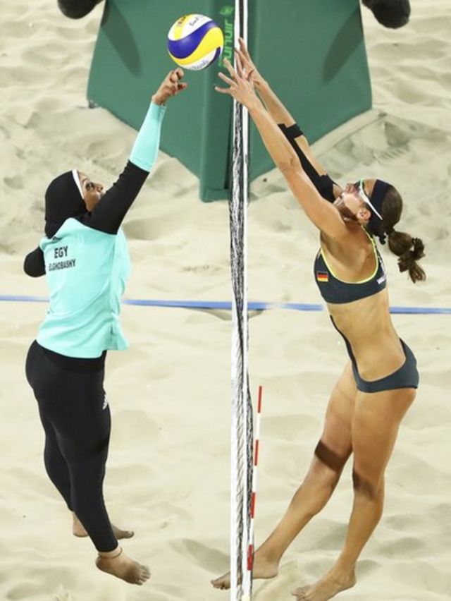 Disputa de bola durante uma partida de vôlei de praia feminino entre Alemanha e Egito repercutiu nas redes sociais