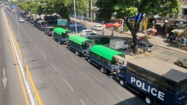 တပ်မတော်က အာဏာရယူအပြီး ရန်ကုန်မြို့တွင်းမှာ စစ်ကားရဲကားတွေနေရာယူထား